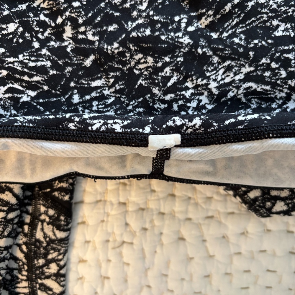 Lululemon Black+White Print Leggings, Size 6 - Picture 3 of 3